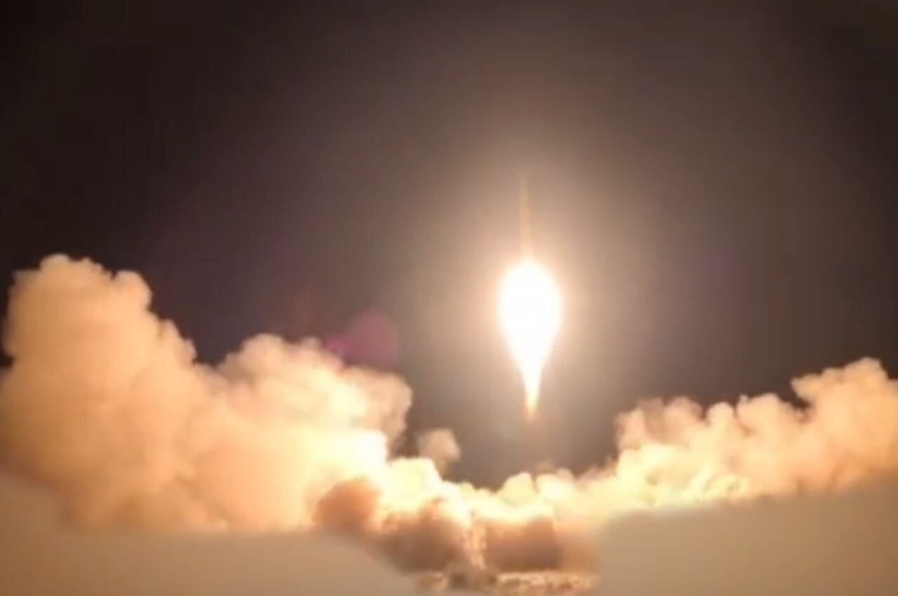 تصاویر تکان‌دهنده از برخورد موشک ایرانی به پایگاه آمریکایی در قطر +ویدیو