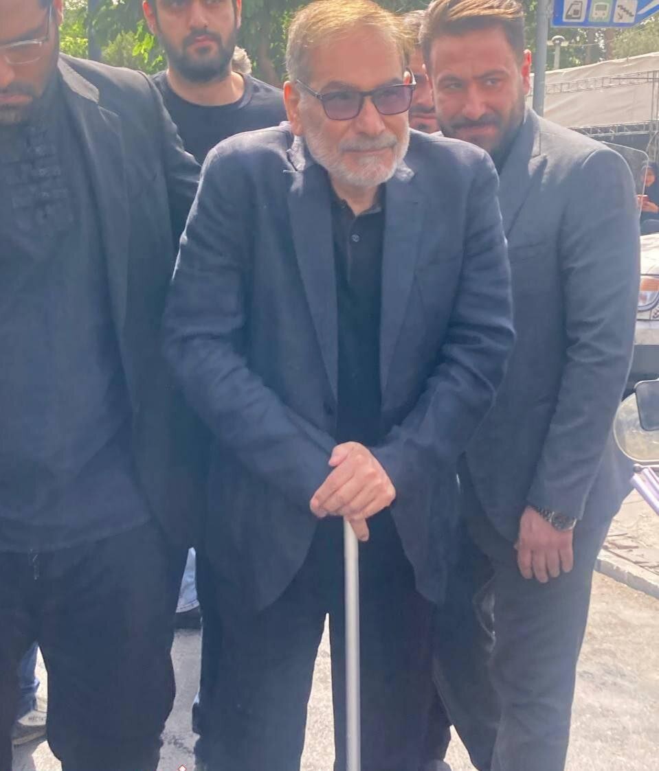 شمخانی با عصا در مراسم تشییع شهدای حمله اسرائیل به ایران +عکس