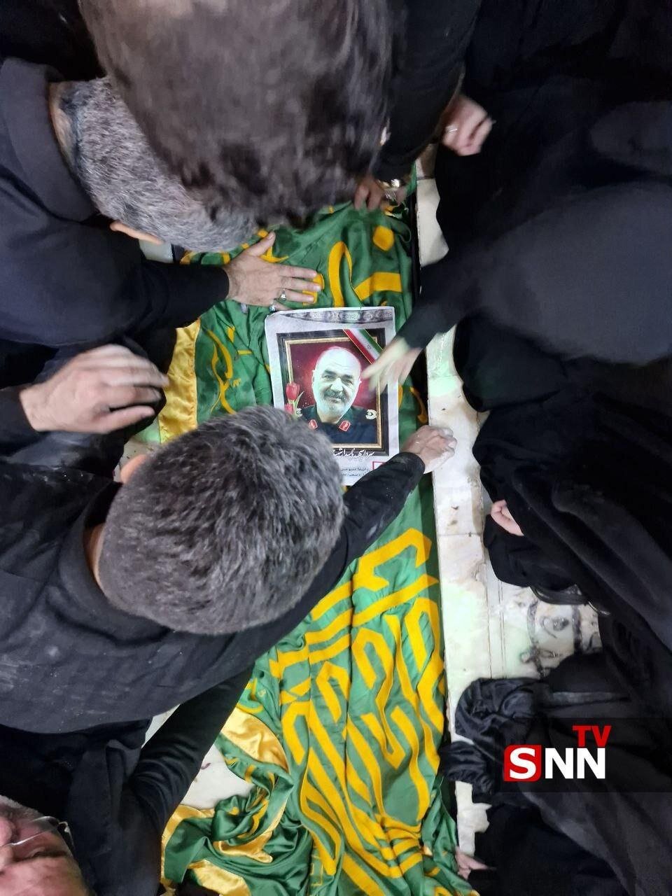 اولین تصویر از تابوت شهید سردار سلامی قبل از دفن