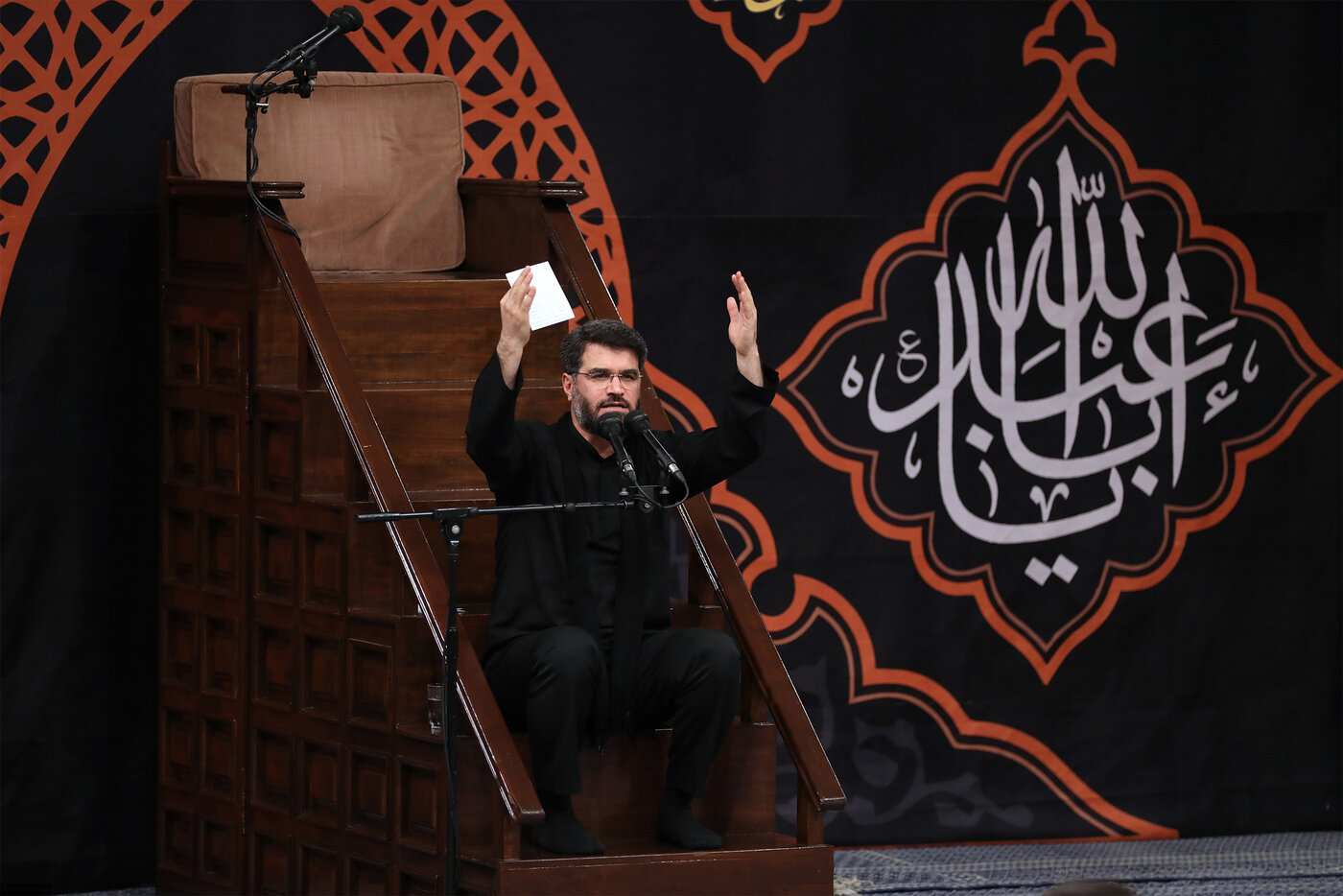 مداحی میثم مطیعی در مراسم عزاداری محرم بیت رهبری
