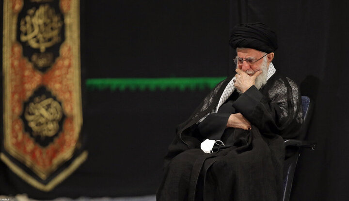 ویدیو| حضور رهبر انقلاب در اولین شب مراسم عزاداری حضرت زهرا (س) در حسینیه امام خمینی(ره)