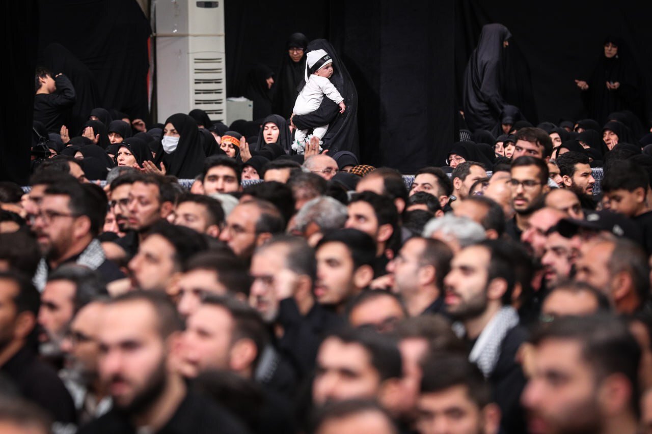 حضور مردان و زنان مسلمان در حسینیه امام خمینی