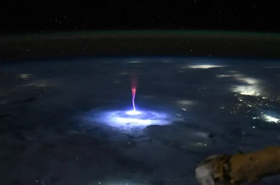 تصویر وحشتناک فضانورد ناسا از صاعقه را ببینید +عکس