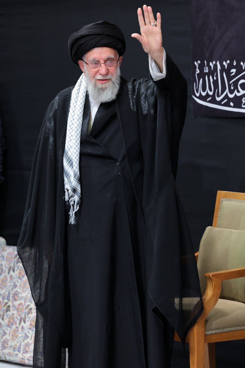 اولین تصویر از حضور رهبر انقلاب در مراسم امشب بیت رهبری اولین تصویر از حضور رهبر انقلاب در مراسم امشب بیت رهبری