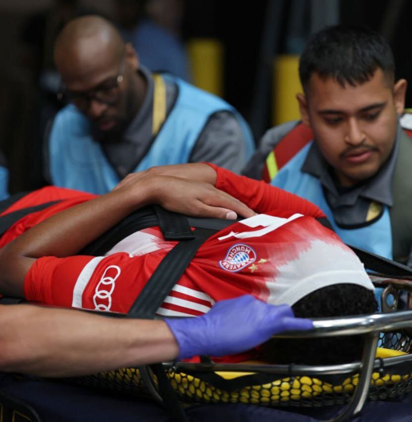 موسیالا روی برانکارد