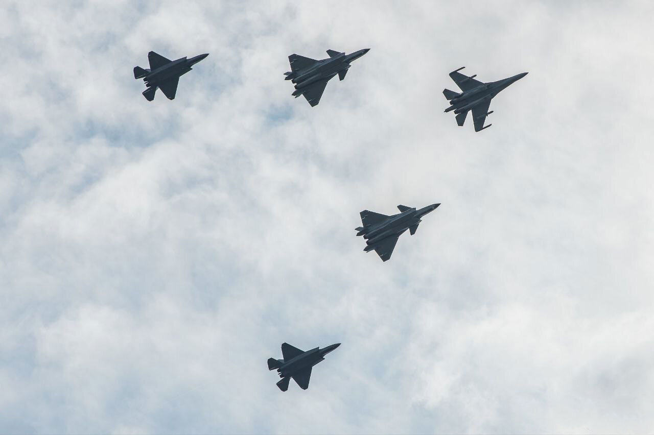 نیروی هوایی چین در آسمان کولاک به راه انداخت +عکس