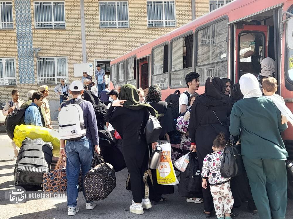 گزارش اختصاصی اطلاعات از روند بازگشت مهاجران غیرمجاز افغان؛ وداع با وطن دوم در نقطه صفر مرزی +تصاویر