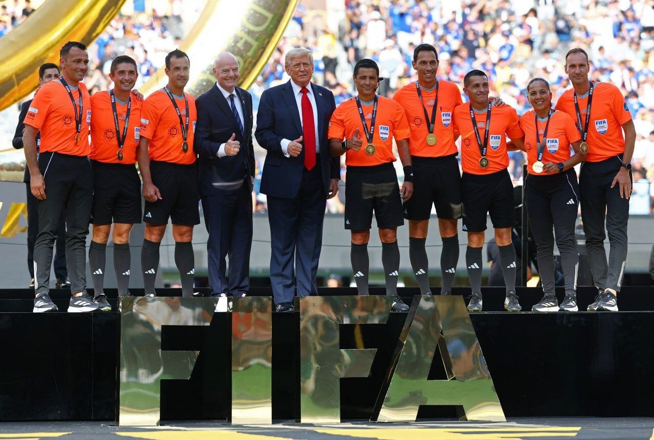 ترامپ/ اهدای هدیه