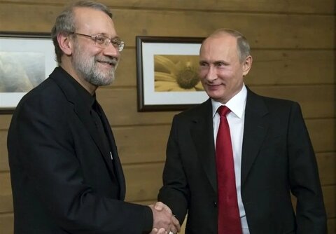 علی لاریجانی، پیام رهبر انقلاب را به پوتین تقدیم کرد