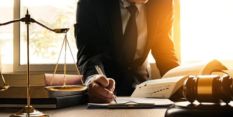 درآمد یک وکیل در تهران چقدر است؟ نگاهی به آمار و واقعیت‌ها