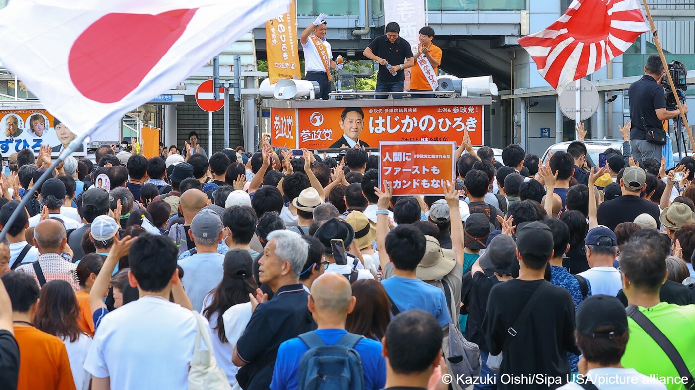 جوانان تی شرت پوش، پیرمردها را از مجلس ژاپن بیرون راندند +عکس