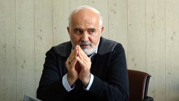 منتقد تند و تیز احمد توکلی: این اواخر «بینوایان» ویکتور هوگو را می‌خواند!