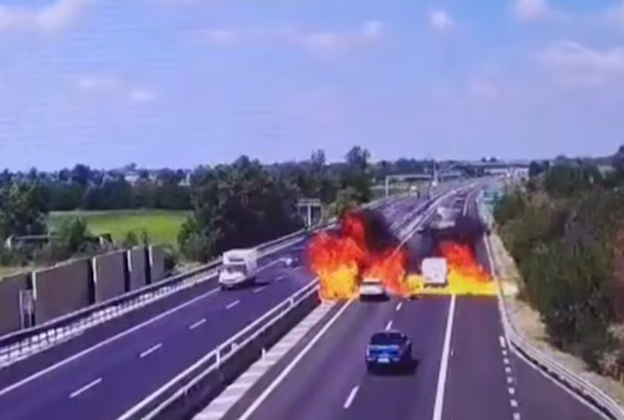 سقوط هواپیما وسط بزرگراهی در ایتالیا؛ چند نفر کشته شدند؟ +ویدیو