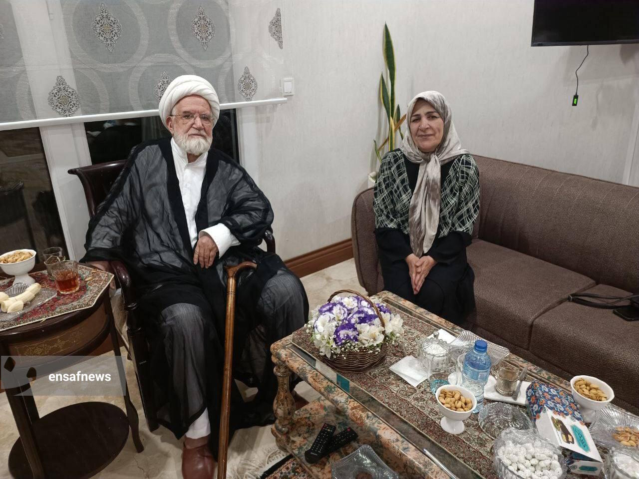 همسر تاجزاده در دیدار با کروبی: وضعیت زندانیان بسیار نگران‌کننده است +عکس