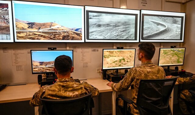 همسایه غربی ایران از یک موشک خطرناک رونمایی کرد!