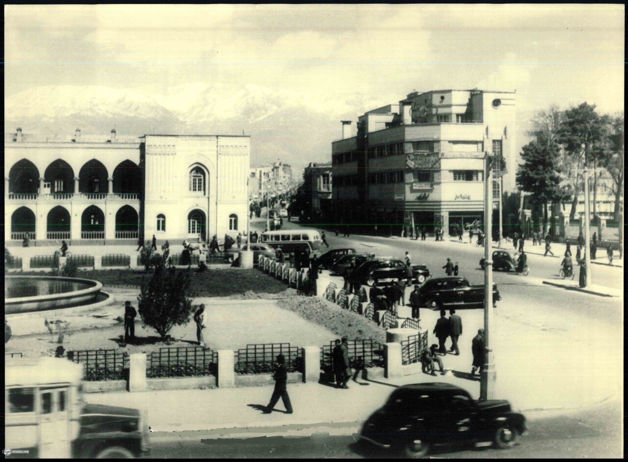 عکس تاریخی از آب‌فروشان چهارراه مخبرالدوله ۸۰ سال پیش!