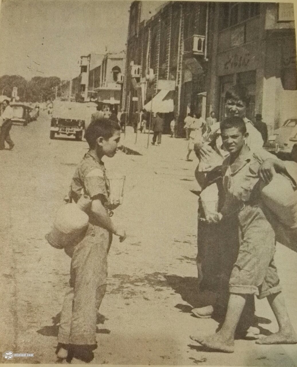عکس تاریخی از آب‌فروشان چهارراه مخبرالدوله ۸۰ سال پیش!