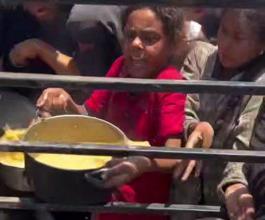 جراحت غمبار کودک فلسطینی حین دریافت غذا +ویدیو