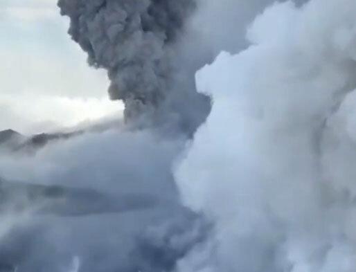 بیدار شدن آتشفشان بعد از ۴۶۰ سال + ویدیو