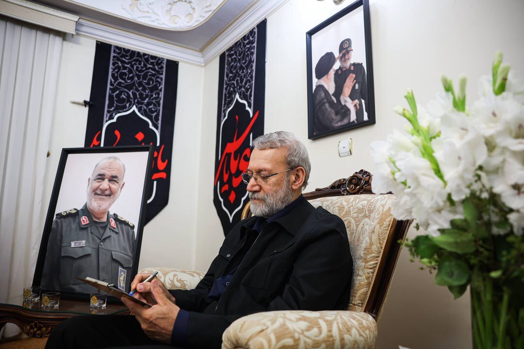 علی لاریجانی به منزل شهیدان باقری و سلامی رفت +تصاویر