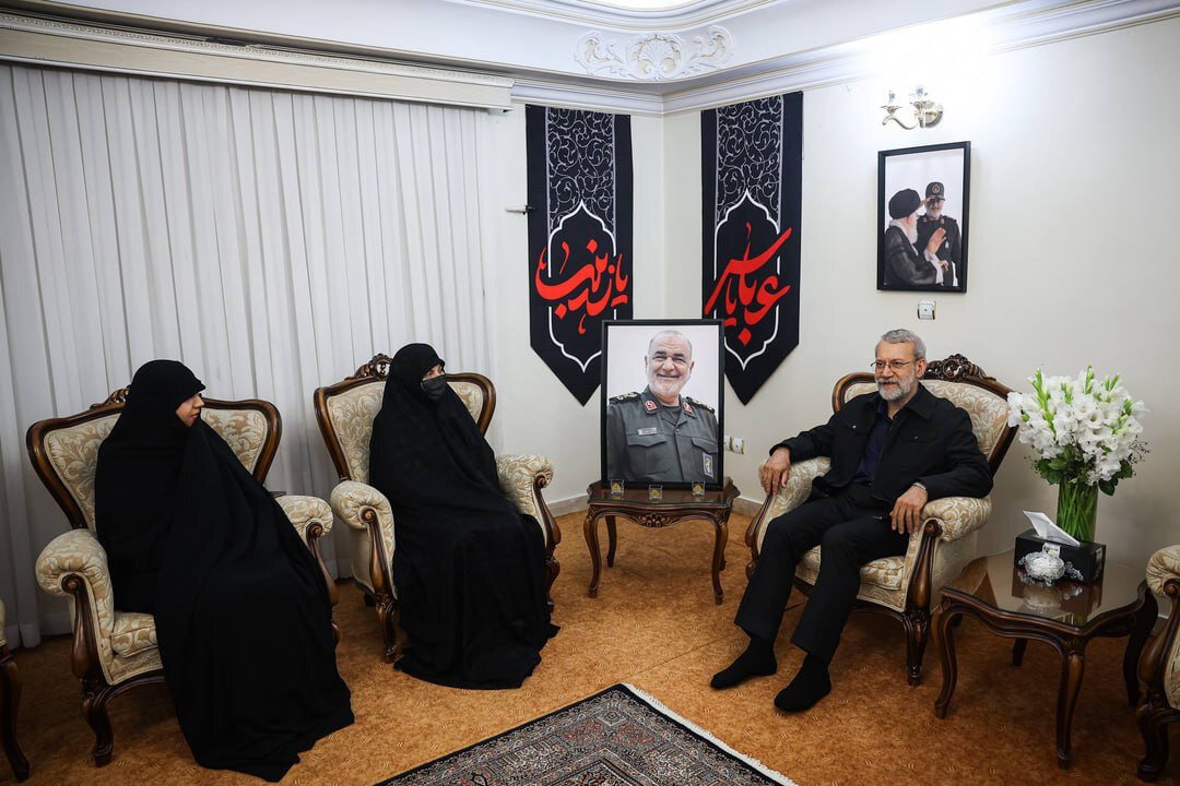 علی لاریجانی به منزل شهیدان باقری و سلامی رفت +تصاویر