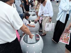 خلاقیت جالب چینی‌ها: شارژ تلفن همراه کنار پیاده‌رو +ویدیو