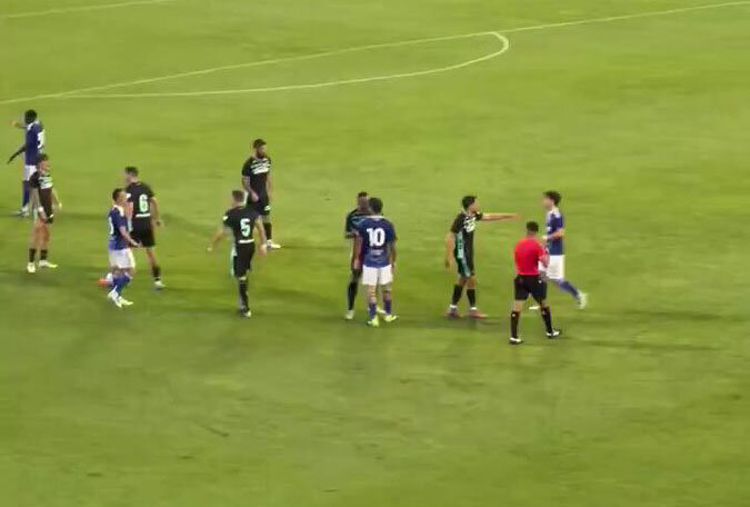 لحظه سیلی‌زدن و آغاز کتک‌کاری وسط زمین در بازی دوستانه! +ویدیو