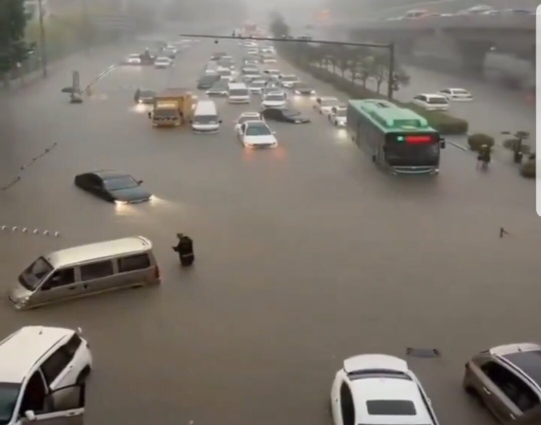 وقتی بارش چند دقیقه‌ای ماشین‌ها را با خود برد + ویدیو
