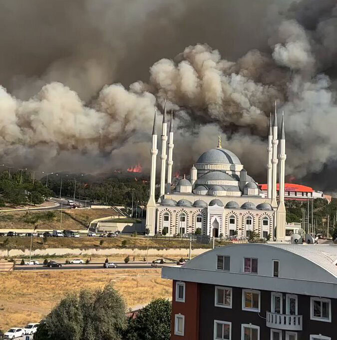 آتش‌سوزی وحشتناک ترکیه از کنترل خارج شد؛ ورود آتش به خانه‌های مردم  +ویدیو