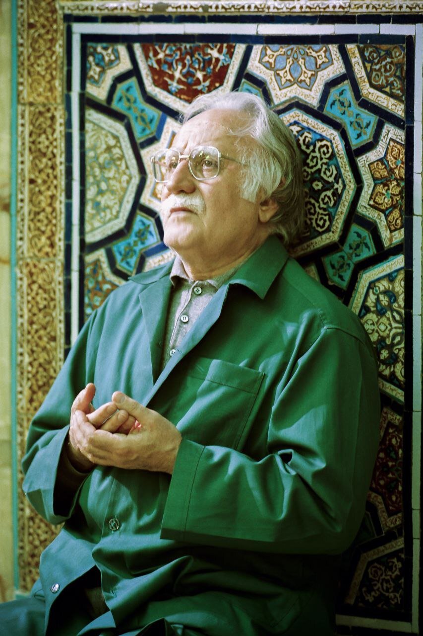 عکس دیده نشده از استاد فرشچیان با لباس خادمی امام رضا(ع)