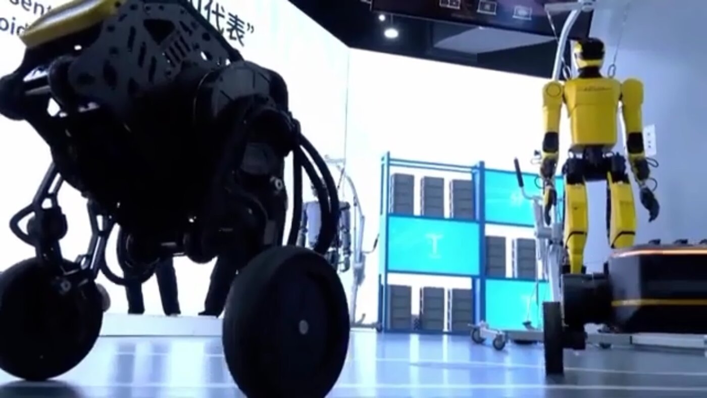 ویدیویی عجیب از نخستین مرکز فروش ربات را ببینید