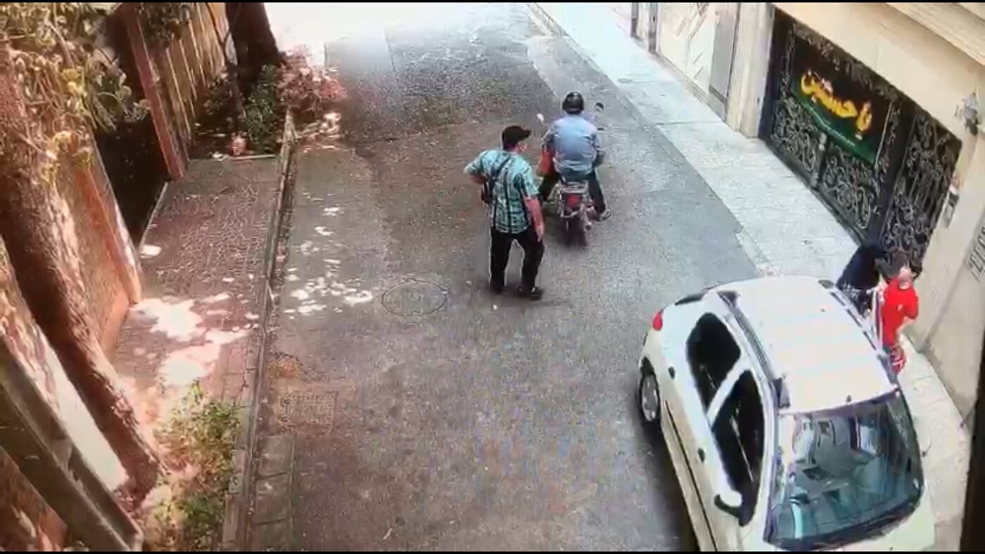 سرقت بیرحمانه از یک مادر و کودک در تهران +ویدیو