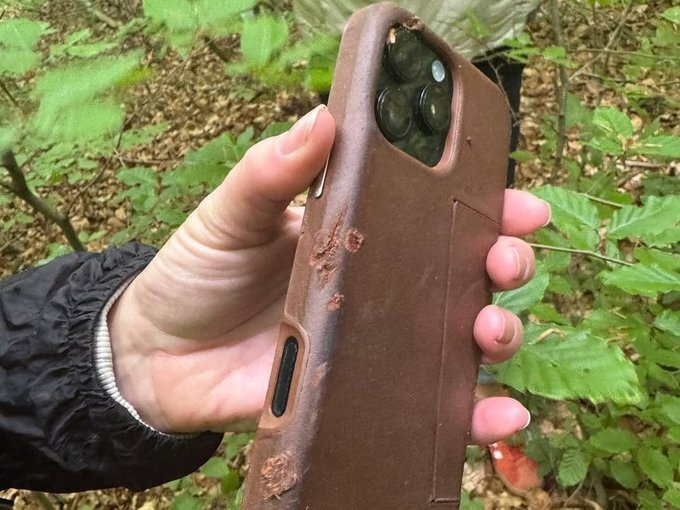 لحظه سقوط گوشی موبایل از داخل هواپیما را ببینید! +ویدیو