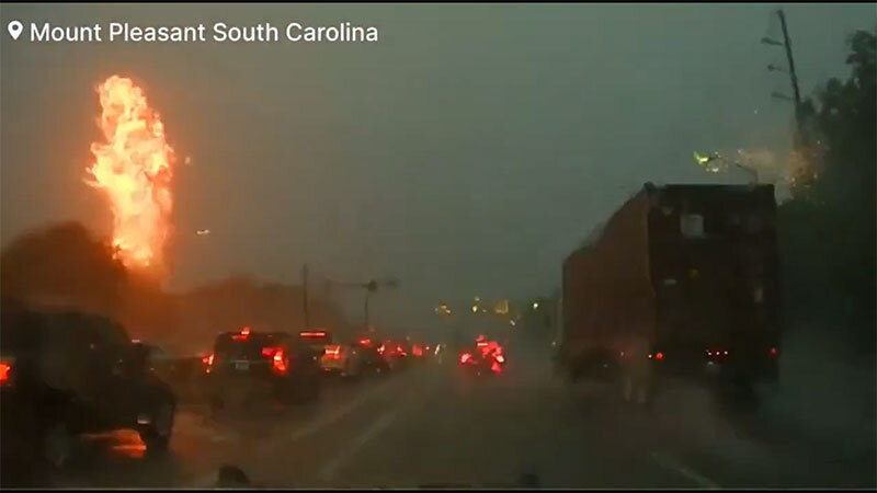 لحظه عجیب برخورد صاعقه به ایستگاه انتقال برق +ویدیو