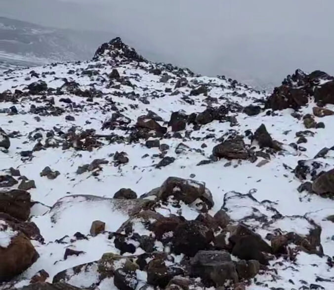 بارش چشم‌نواز برف در قله دماوند مردادماه ۱۴۰۴ +ویدیو