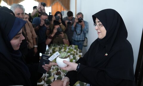 هدیه زشت سخنگوی دولت به خبرنگاران! +عکس