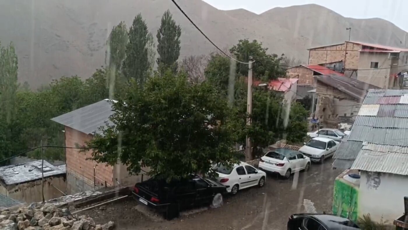 باران شدید در روزهای گرم تابستان اهالی این منطقه را شوکه کرد +ویدیو