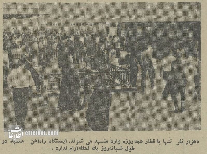 مردم برای بلیت قطار در راه‌آهن خوابیدند! +عکس