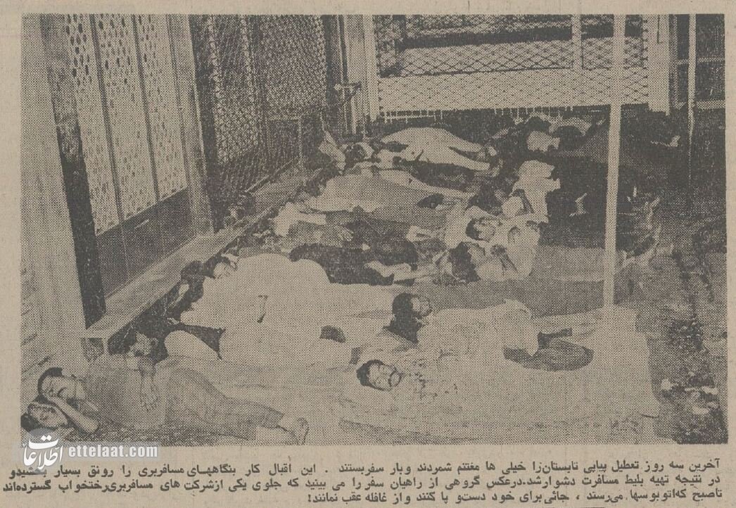 مردم برای بلیت قطار در راه‌آهن خوابیدند! +عکس