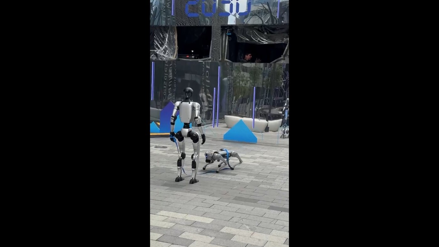 قدم زدن ربات انسان‌نما همراه با سگ رباتیک! +ویدیو