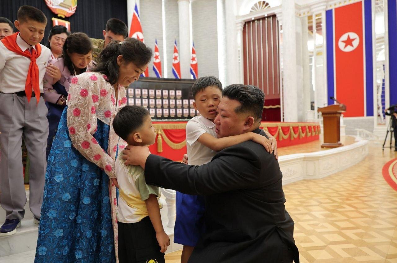 دیدار رهبر کره شمالی با خانواده سربازان کشته‌شده در اوکراین! +تصاویر