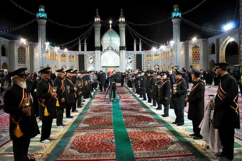 آیین شمع‌گردانی در شام شهادت امام رضا(ع) توسط خادمان حرم مطهر +ویدئو