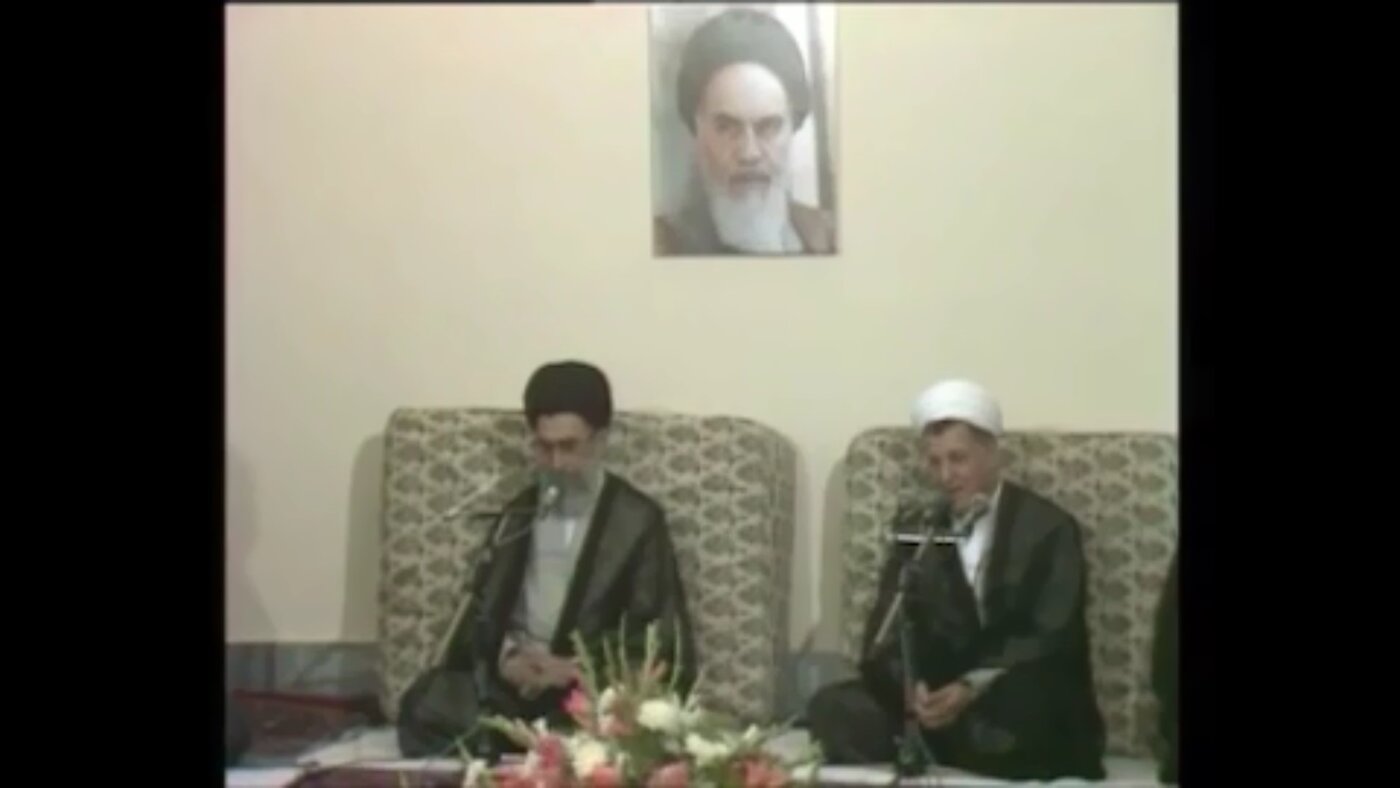 ویدیو| اعطای نشان فتح به هاشمی‌رفسنجانی و شوخی رهبر انقلاب با او