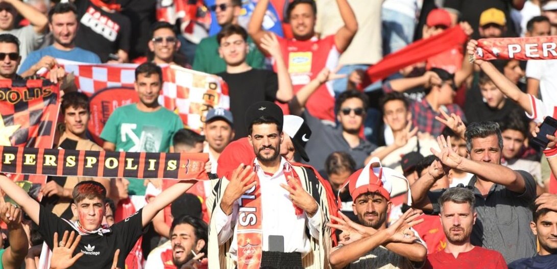 پرسپولیسی‌ها روی سکوی ورزشگاه به جان هم افتادند!