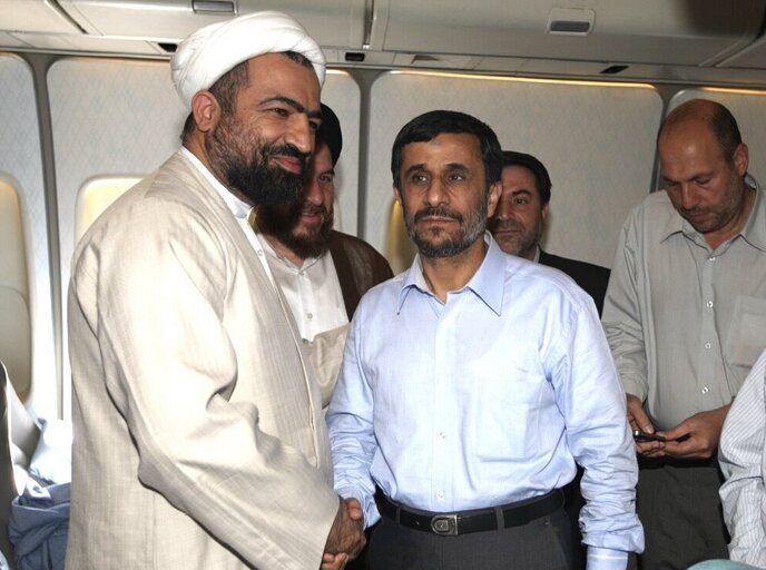 پایداری‌چی‌ها چرا از احمدی‌نژاد حرفی نمی‌زنند اما از رهبری عبور می‌کنند؟