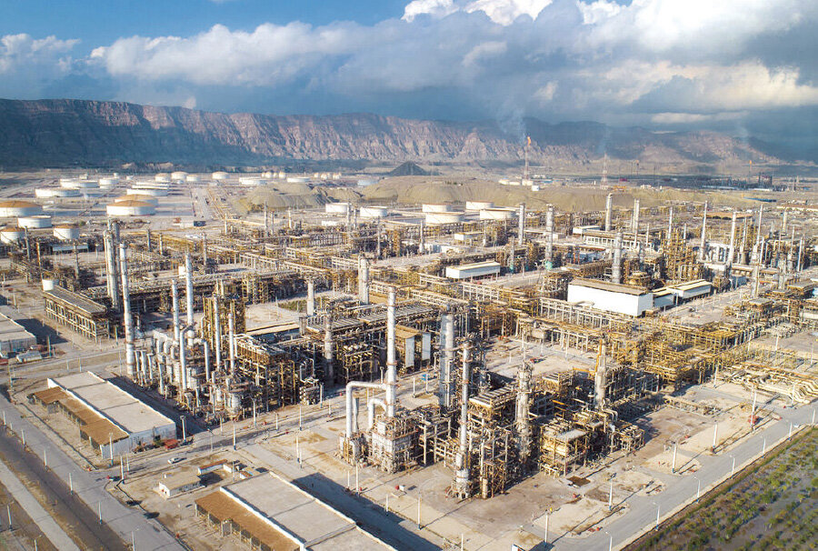 روزنامه خراسان: حضور نظامی‌ها در اقتصاد باید موقت باشد