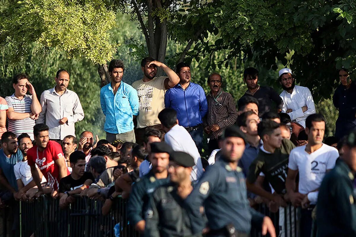 چرا مردم در صحنه اعدام یک نفر شادی می‌کنند؟