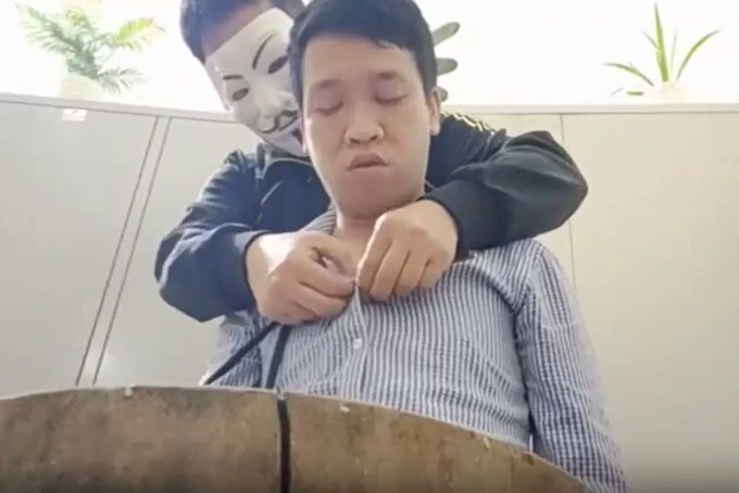 ویدیوی عجیب سربریدن یک مرد در تلگرام فروخته شد!