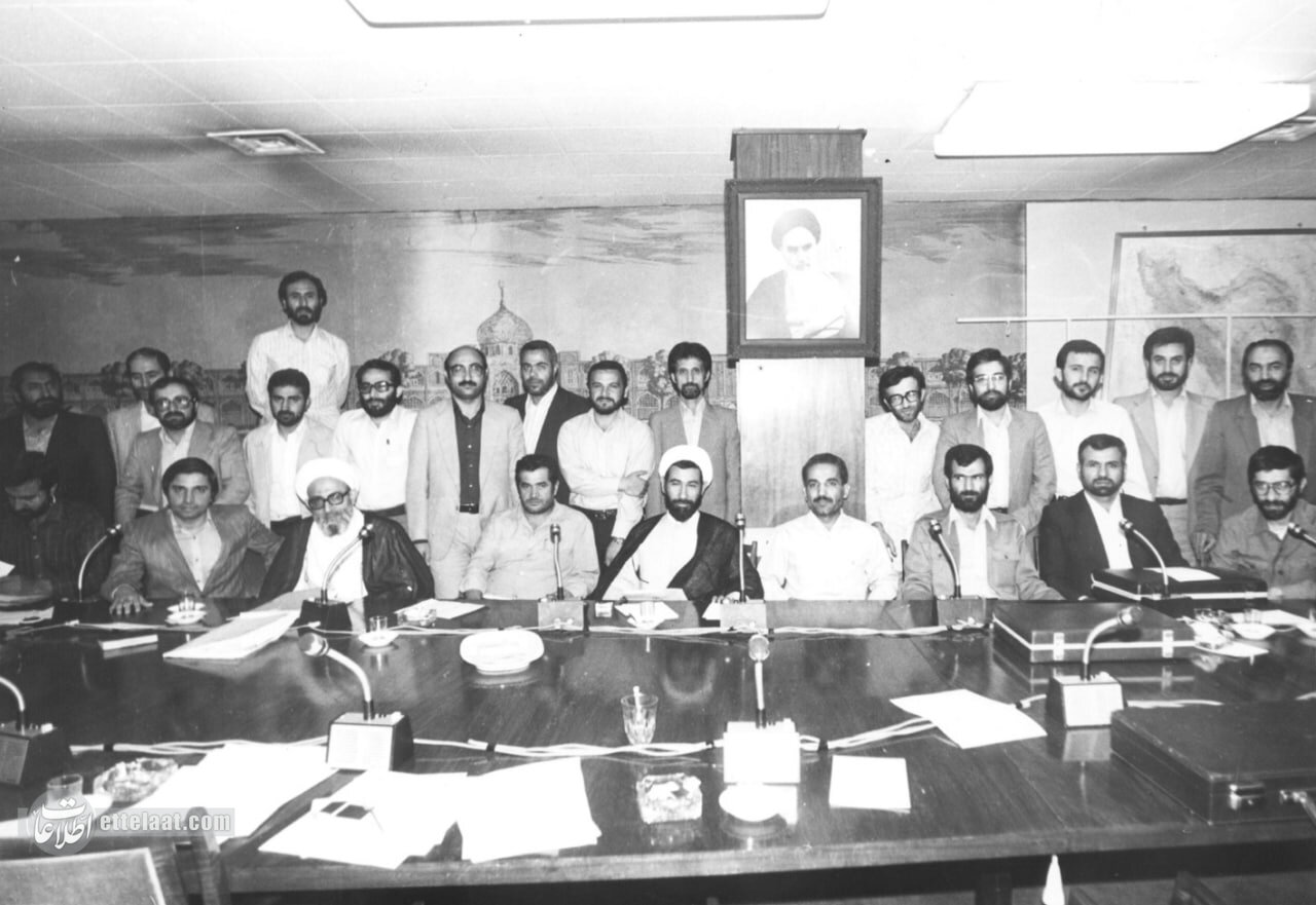 روایت متفاوت زندگی شهید رجایی؛ از دستفروشی تا نیروی هوایی +عکسهای دیدنی