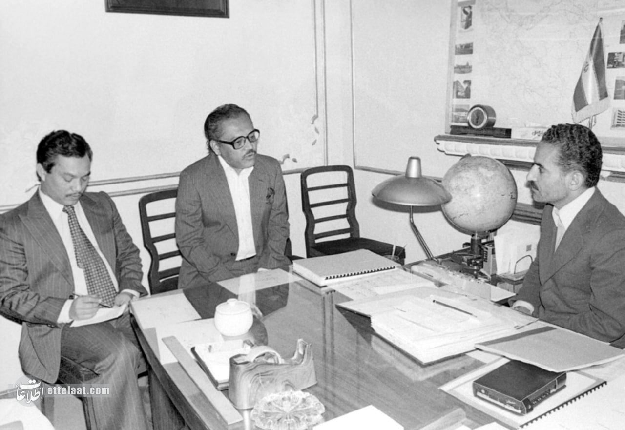 روایت متفاوت زندگی شهید رجایی؛ از دستفروشی تا نیروی هوایی +عکسهای دیدنی